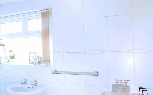 Beautiful 5-bed House Roker Beach