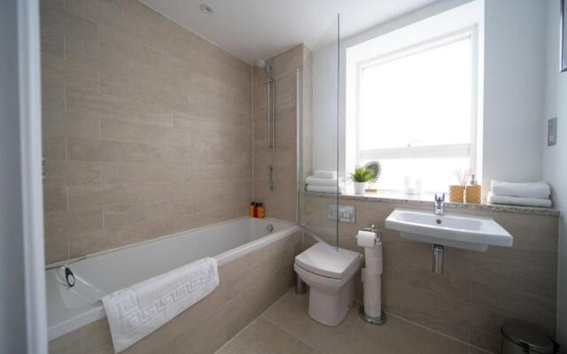 Deluxe Apartment near Cabot Circus w Parking sleeps 5