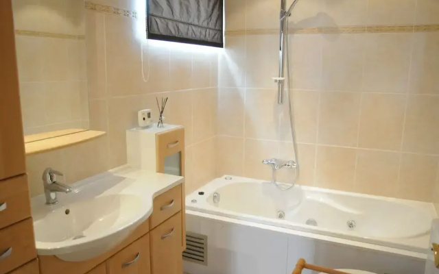 Attractive Holiday Home with Hot Tub in Septon