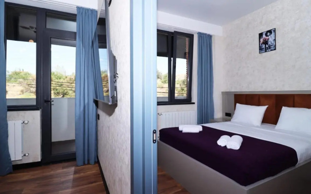 Newly Renovated Stylish 1br Apartment for 4