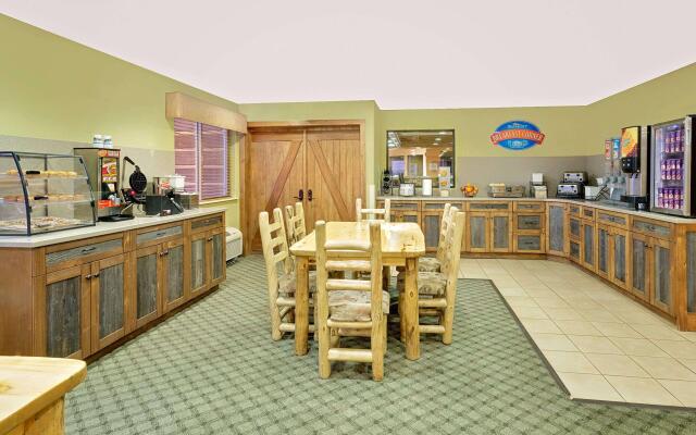 Pinedale Hotel & Suites