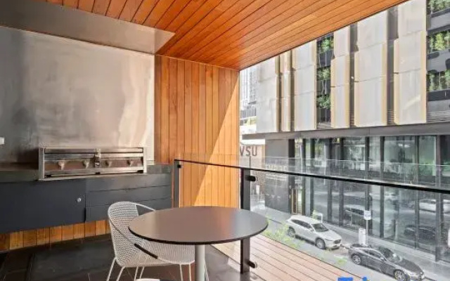 Unbeatable Location - Sleek 1BR  Melbourne Central