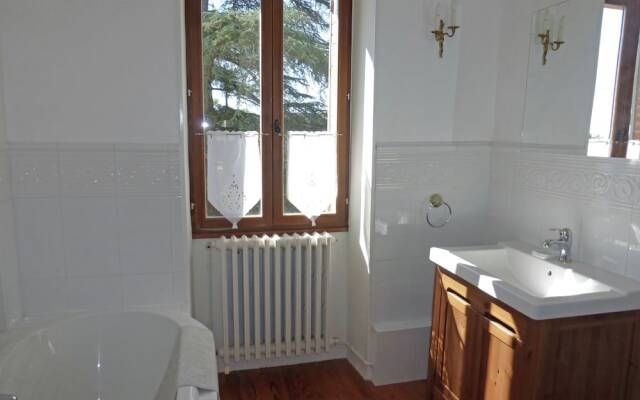 Luxurious Villa in Cazaubon with Swimming Pool