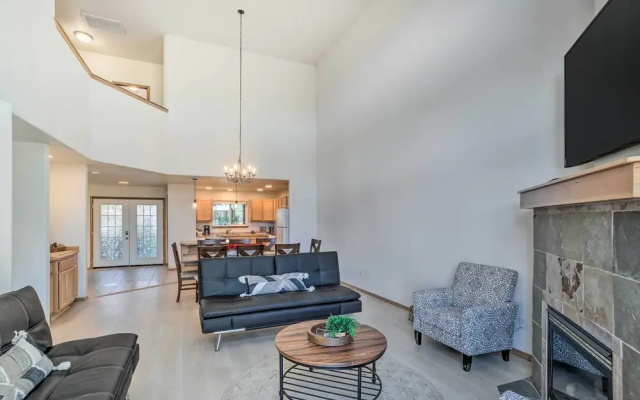 Bright Klamath Falls Townhome w/ Resort Perks - фото 2