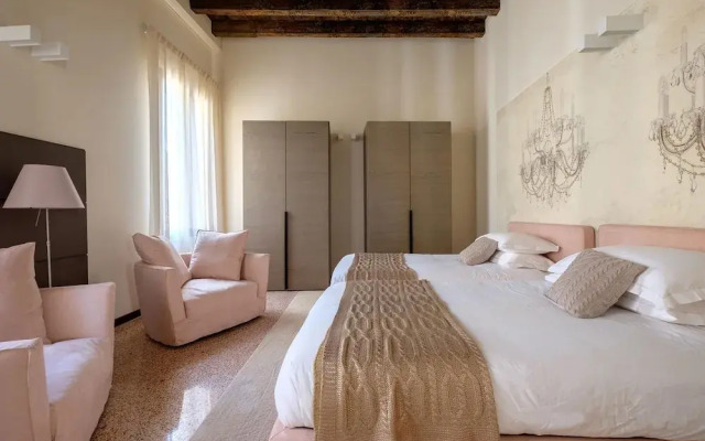 Venice Canal Palazzo Gracious and Modern 3 Bedroom Apartment