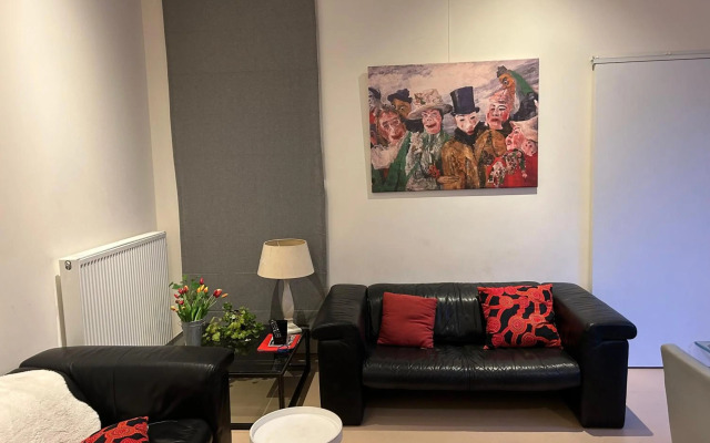 family stay Ostend 300m from beach free public Parking