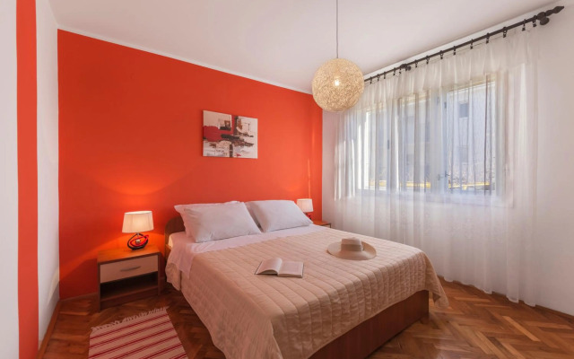 Two bedroom apartment, nice neighborhood, free parking, WiFi