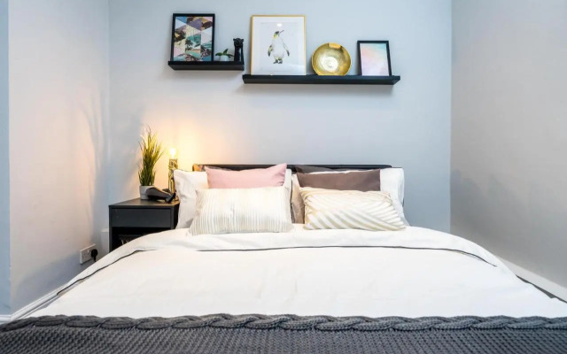 Kensington Modern Apartment