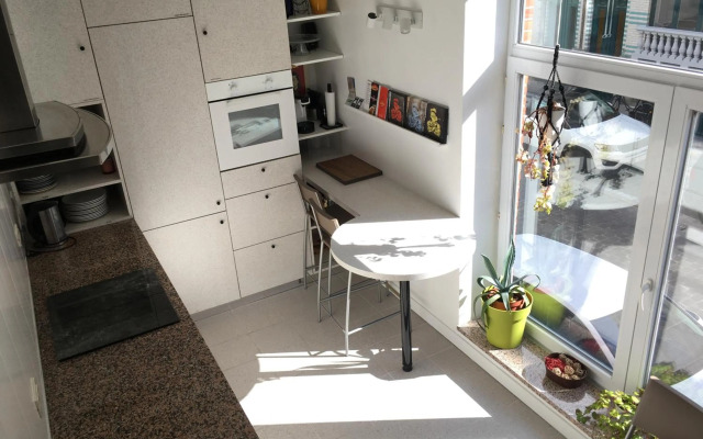 family stay Ostend 300m from beach free public Parking