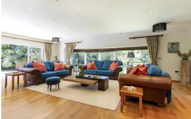 Sleeps10/18-parking-garden-pool-hottub-balcony