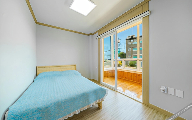 Goseong Hayanpado Pension