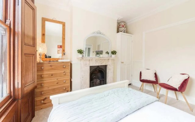 Charming 3BD Flat - 5 Minutes to Victoria Park