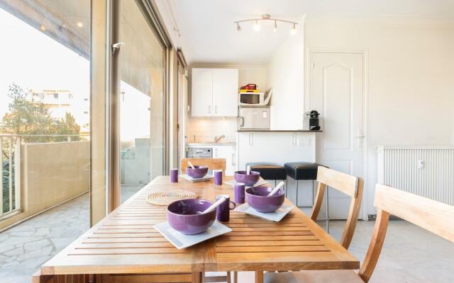 Cute beachfront apartment in the district of Salis, Antibes