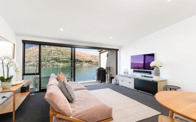 'LakeLife' Lake Front Apartment