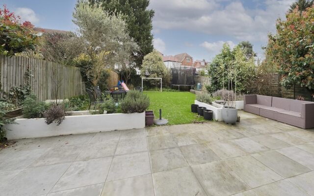 Wonderful Family Home With Garden Near Twickenham by Underthedoormat