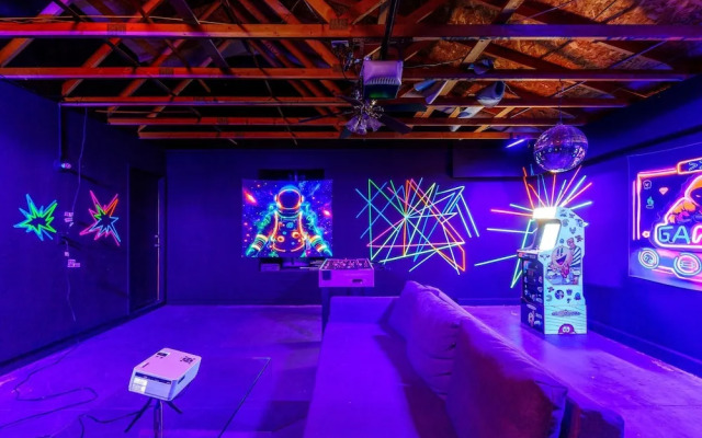 4BR-Retro Game Room-Theater-Pool & Spa