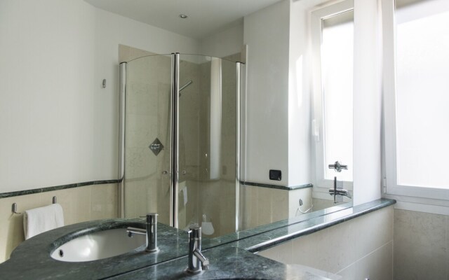 Bright Terrace Apartment in University District