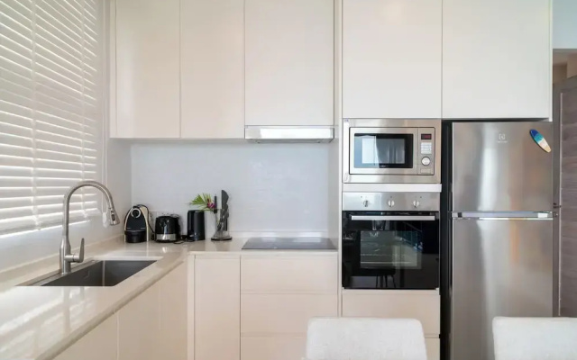 Sea View 2Bed Apt Walk to Beach KBR35