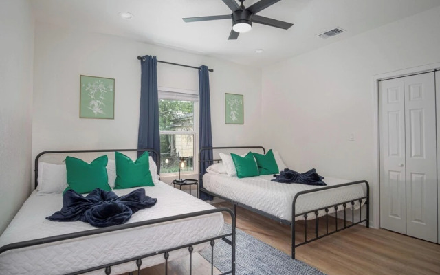 Vibrant 4br/3ba Oasis Near Happy Downtown!