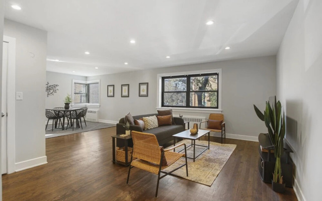 2BR Rogers Park Apt in Sheridan
