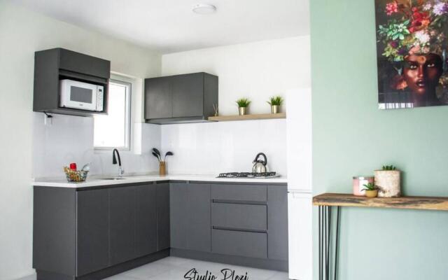 Studio Plezi - Stylish & Modern Apt in Quiet Area