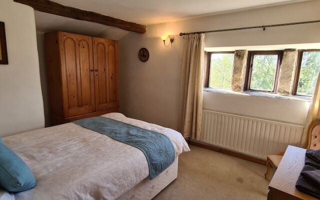 Greave Farmhouse 3-bed Cottage in Todmorden