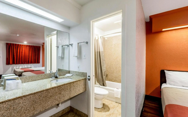 Motel 6 San Antonio, Tx - Frost Bank Center