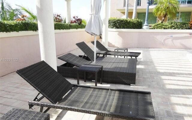 Stylish Modern 2bd 2bth Apt Near the Beach