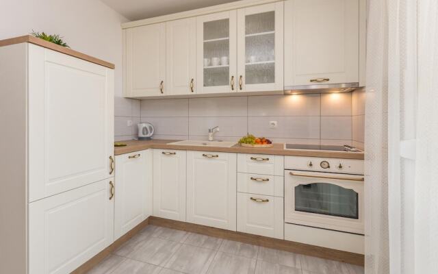 Nice Home in Ninski Stanovi With 4 Bedrooms and Wifi