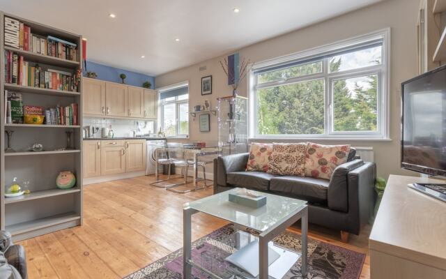 Spacious 2 Bedroom Flat In Acton