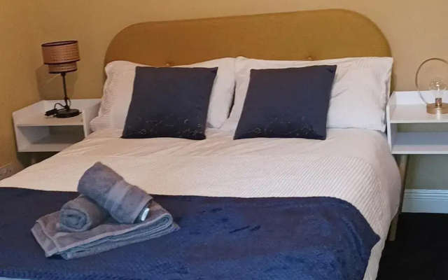 Apartment - Sleeps 5, Free Parking & Sun Terrace