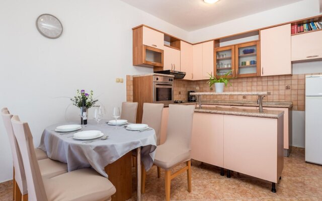 Stunning Apartment in Lopar With Wifi and 2 Bedrooms