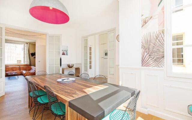 Palais Area: Modern 4 Bedrooms/ 4 Baths