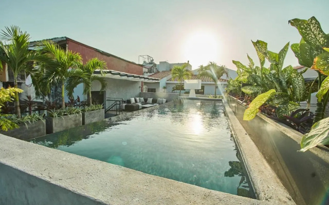 AmazINN Places Rooftop and Design Pool IV