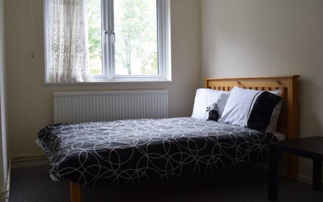 Spacious 2 Bedroom House in Bow