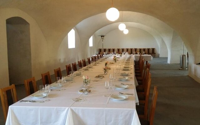 Zámecký Dvůr Černousy