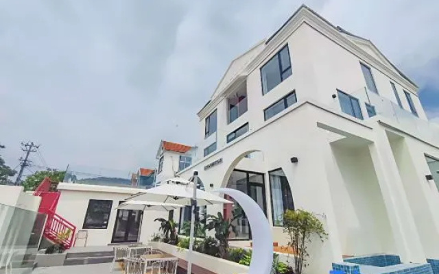 Lin Hai Mei Shu Chao Xi Min Su – Outside – Qingdao