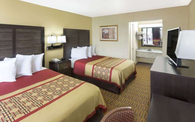 Days Inn by Wyndham Columbus-North Fort Moore