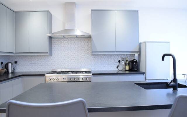 3 Bedroom Garden House in Earlsfield