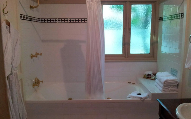 Kubba Roonga Guesthouse - Boutique Luxury Spa Retreat & Gardens