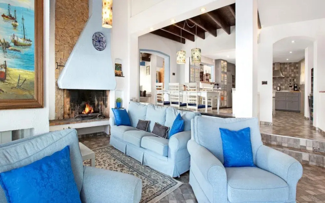 Villa in Cala Canyelles With Sea Views & Pool