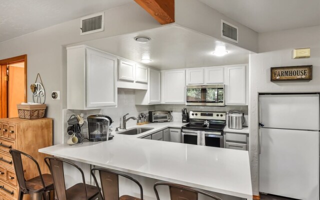 Cozy Hilltop Retreat