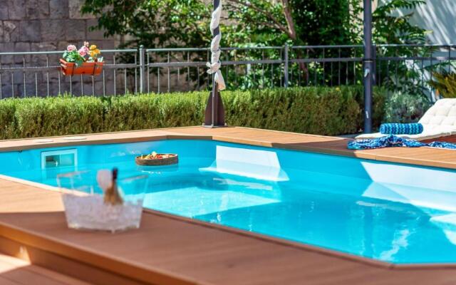 Evala luxury rooms with pool and garden