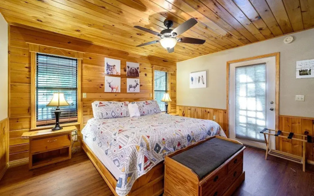 Cast Away Family Cabin with Hot Tub, Fireplace, and Kids Area by RedAwning