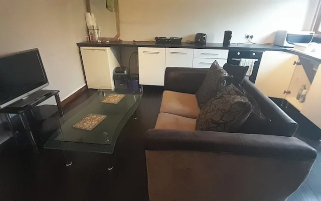 Pet Friendly - 5 Guests - 13 min to the Beach