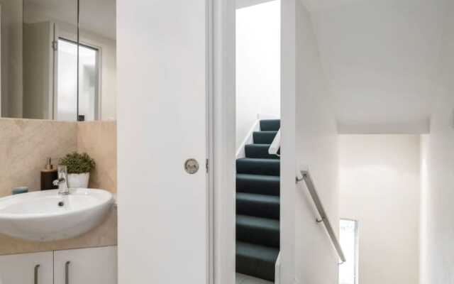 Luxury Townhouse 250m to the Beach