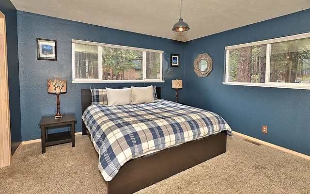 3BR 2BA Heavenly Chalet by RedAwning