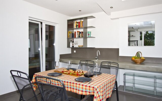 Luxury apt With Roofed Patio Near Beach & Center