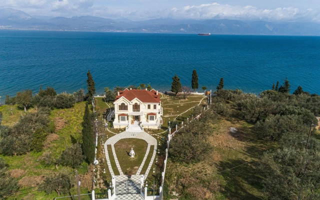 Villa Filoxenia - by the sea - up to 12 guests