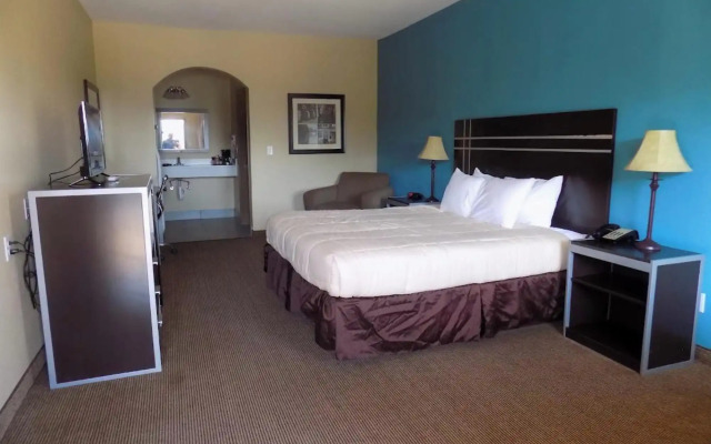 Moulton Inn &  Suites By OYO Near Shiner TX